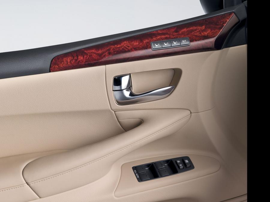  Lexus LX570 2008 года  (фото 34 из 221)